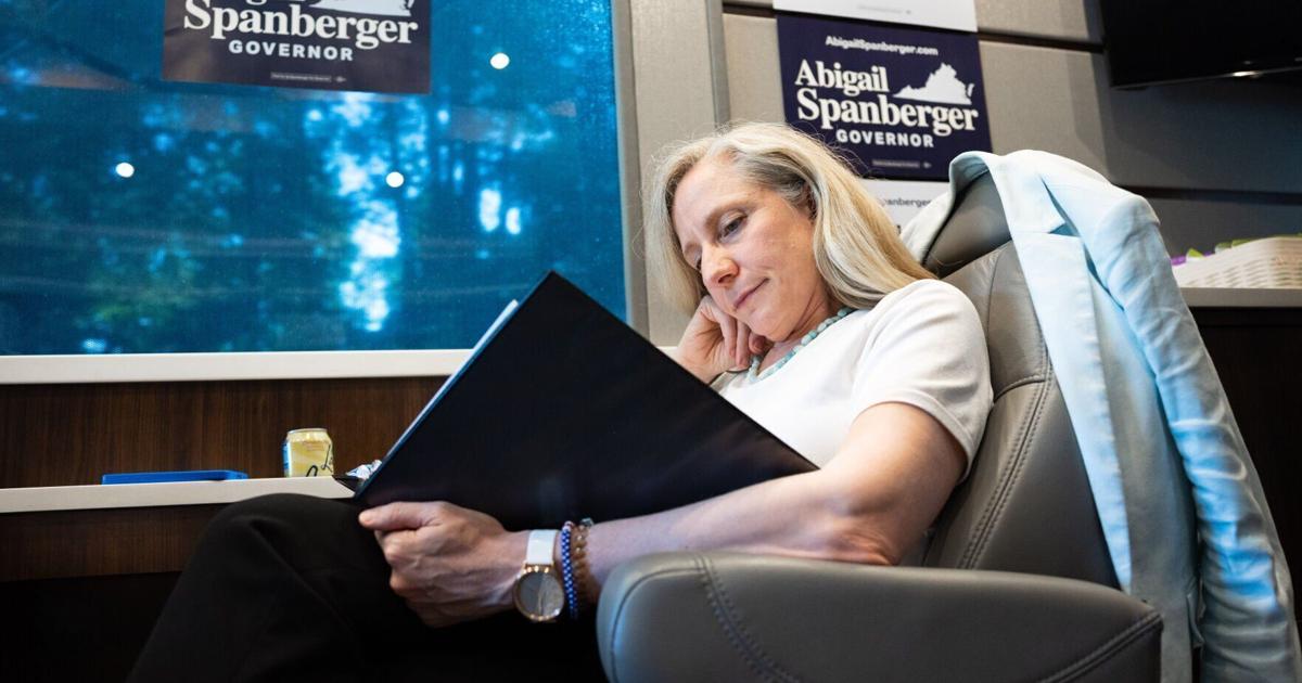 Spanberger, der einst so verschwiegene CIA-Agent, präsentiert sich ...