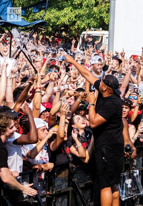 Shaquille O'Neal Gives the Best Performance at Raider Alley