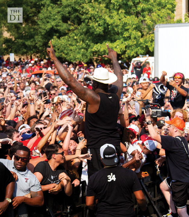 Shaquille O'Neal Gives the Best Performance at Raider Alley