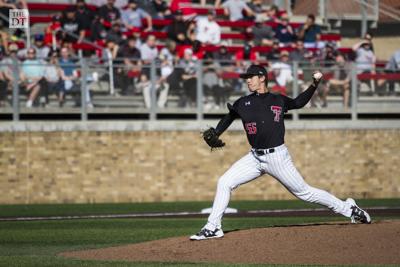 Arizona Wildcats' pitching difference again in Game 1 win over