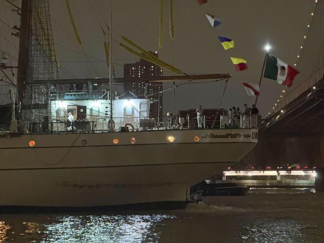 Mexican navy training vessel hits New York