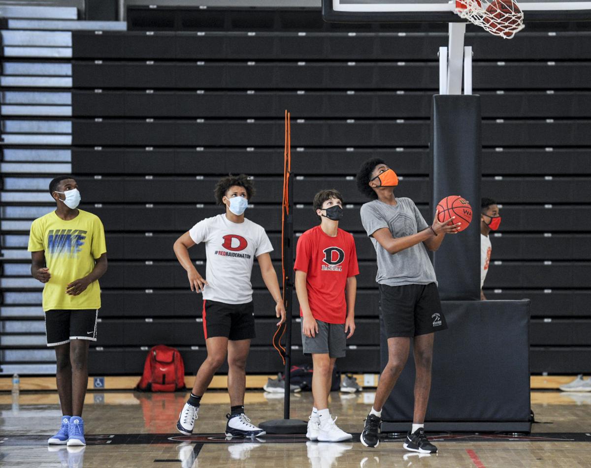 New Decatur boys basketball coach wears his mask during workouts | Decatur High | decaturdaily.com