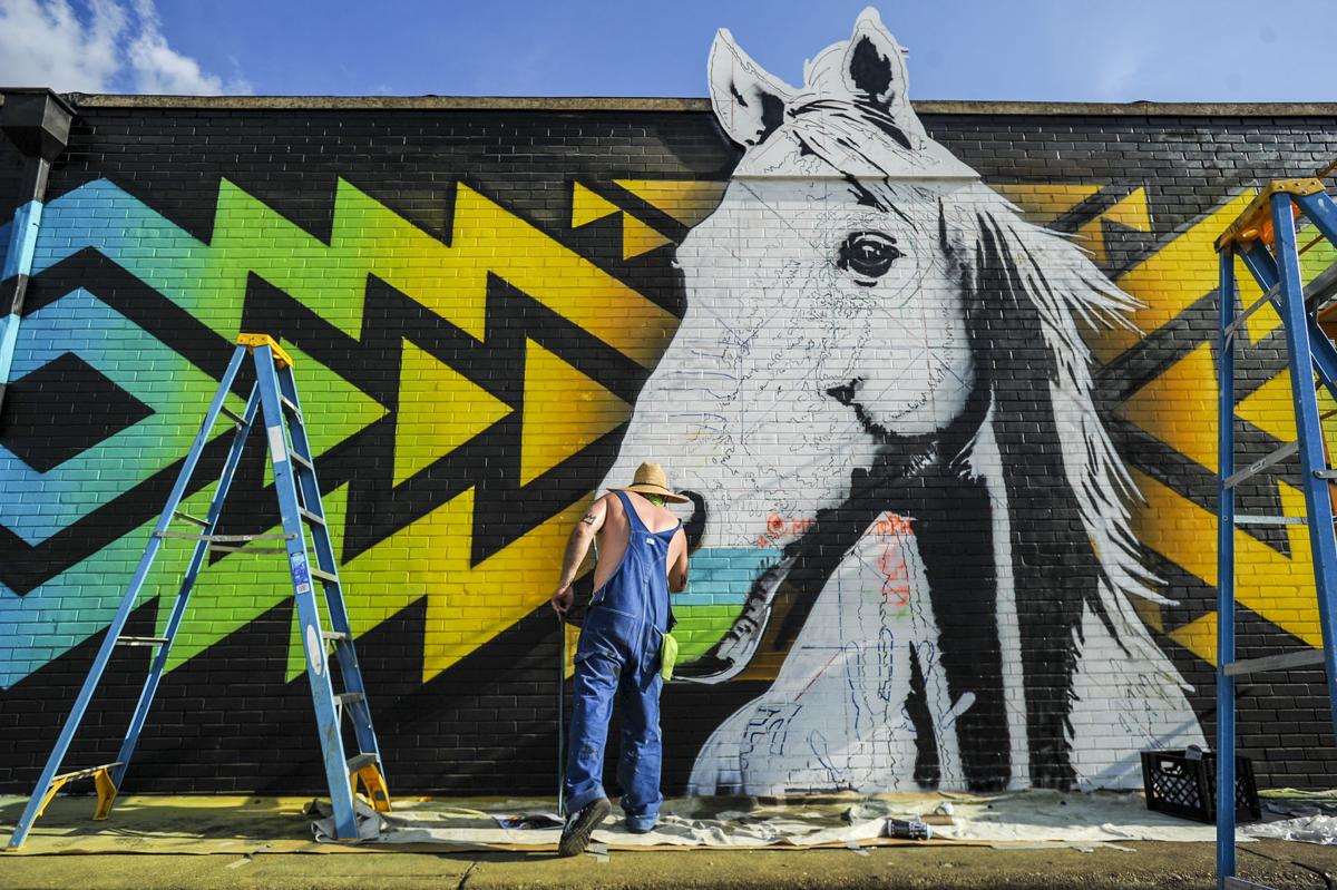 Chasing Art Outdoor Mural Celebrates North Alabama S Native American Heritage Entertainment Decaturdaily Com