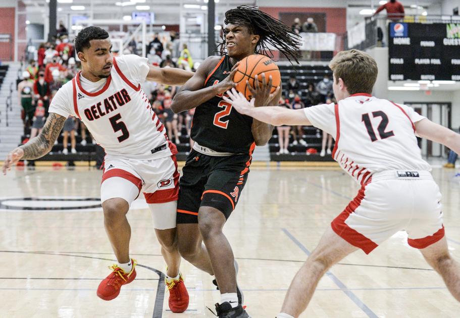 DecaturDaily.com - Austin explodes late to pick up win over Decatur image