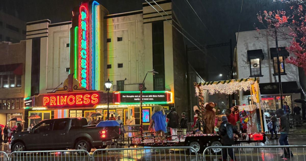 Parade Decatur Daily A rainy Christmas parade | Decatur | decaturdaily.com