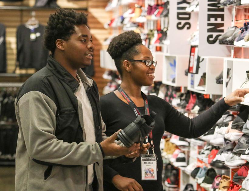 Shoppers Making Last Minute Runs For Gifts Decatur