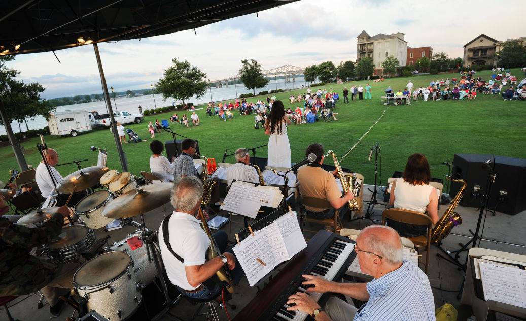 ENTERTAINMENT AL FRESCO Outdoor concerts, car shows, street fairs