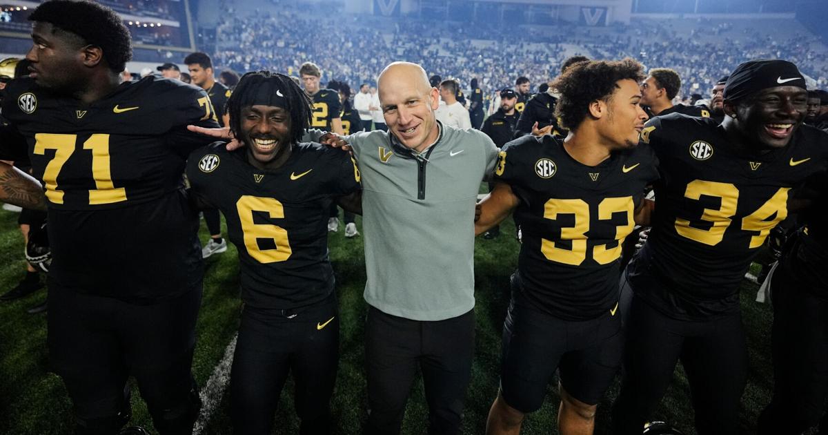 Decatur Commodores Just dandy for Vandy: Commodores extend Lea's contract | Sports ...