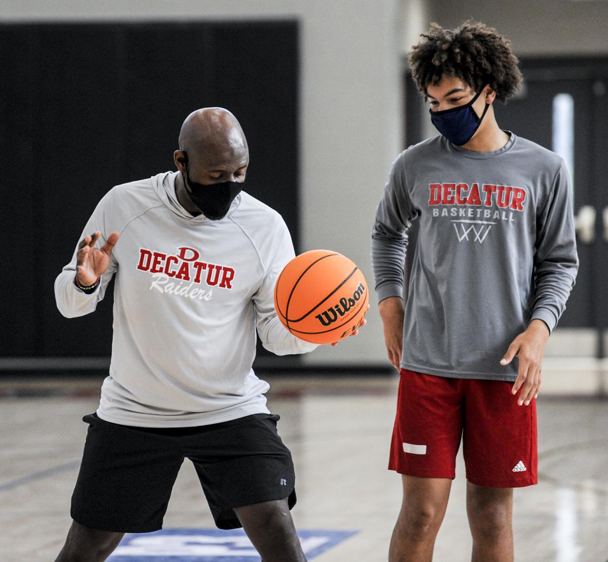 New Decatur boys basketball coach wears his mask during workouts | Decatur High | decaturdaily.com