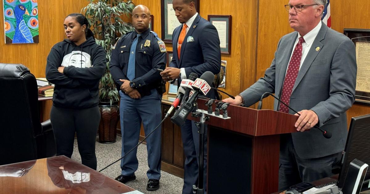 Skip Thompson Decatur Al Decatur officer indicted for murder in death of Steve Perkins | Decatur ...