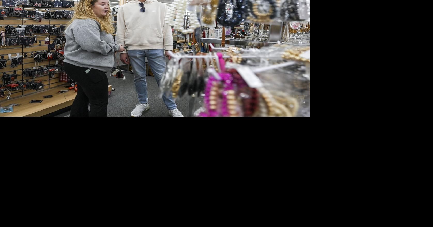 Last-minute shoppers in stores week before Christmas | Local News ...