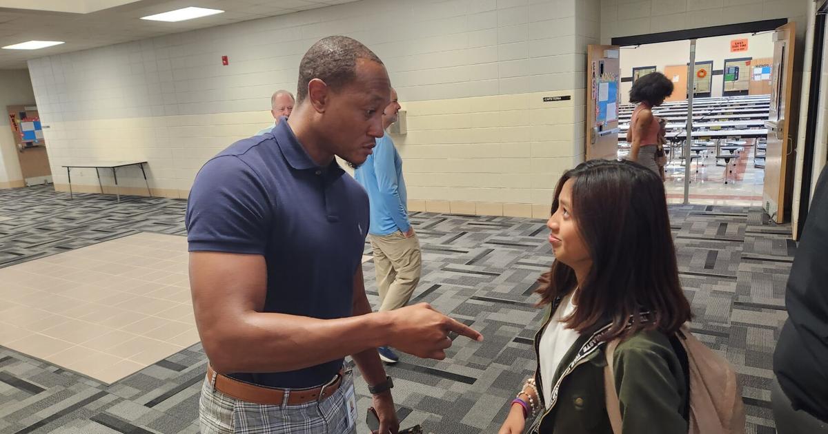 Decatur School Students New Decatur schools' program provides encouragement to middle school ...