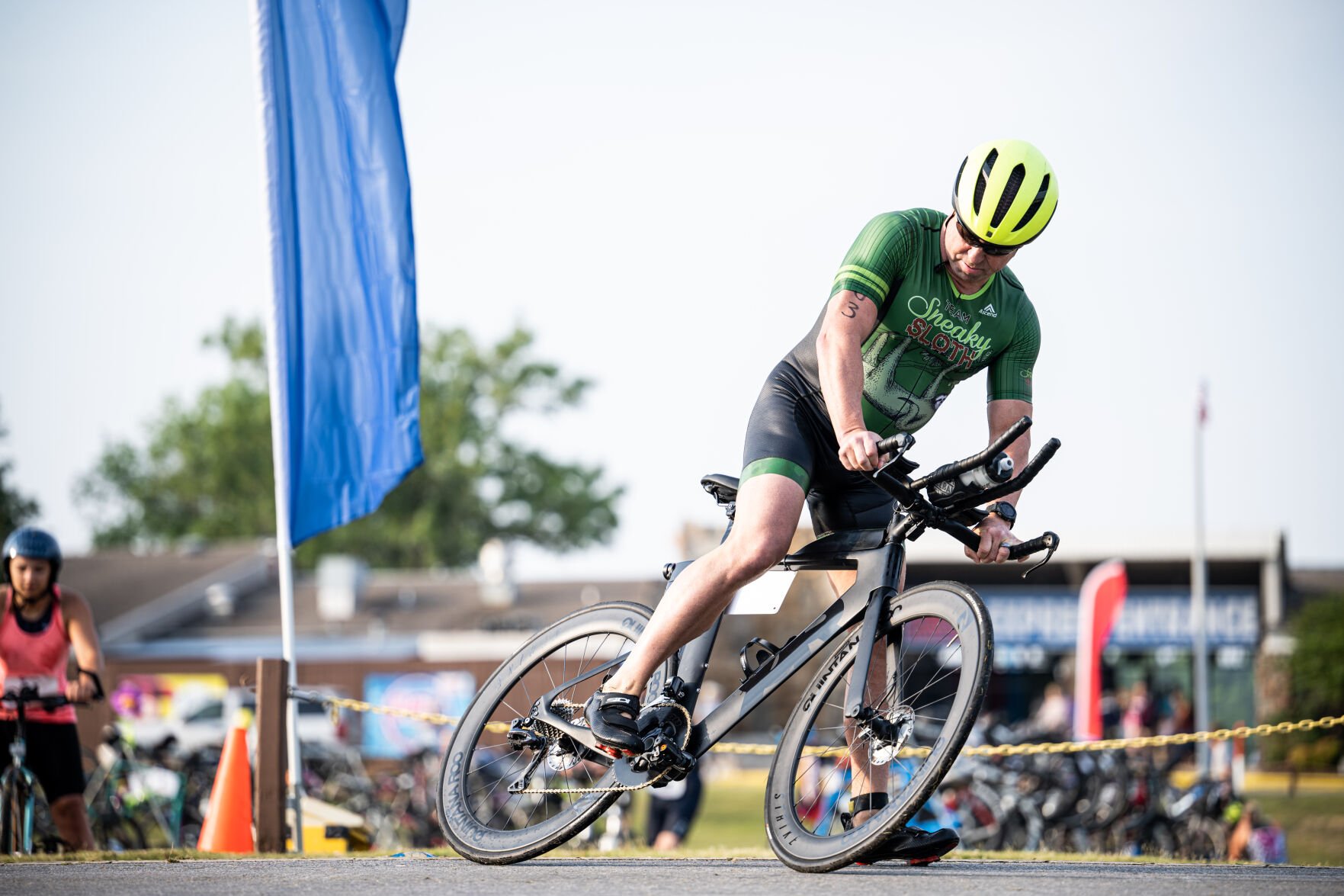 Ciclista de triatlón comenzando la carrera