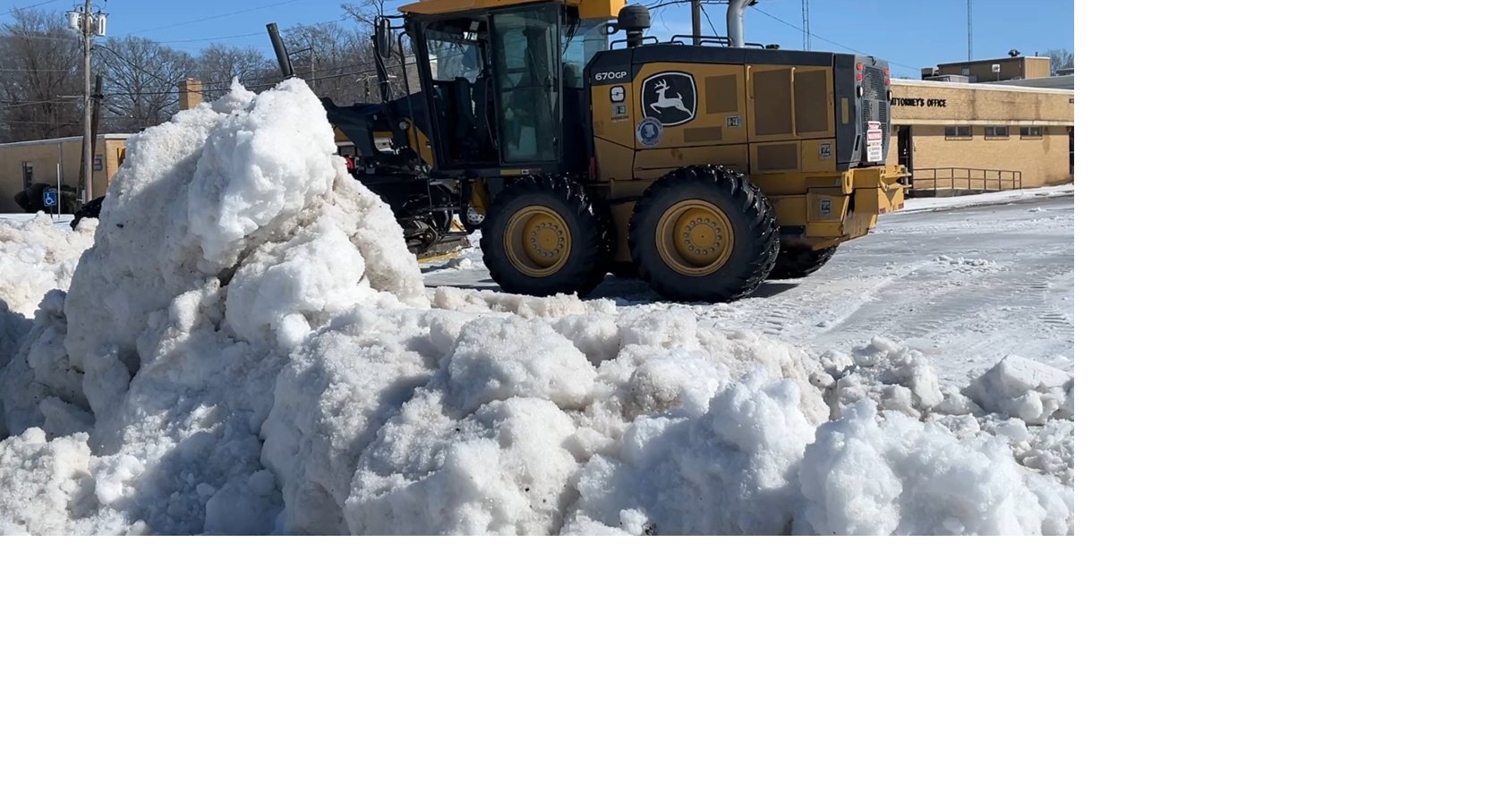 Workers clear Washington Courthouse parking lot