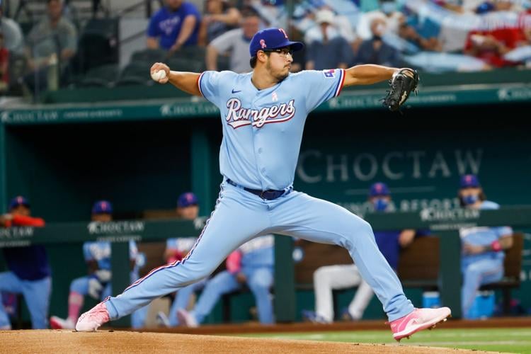 Texas Rangers shortstop Charlie Culberson (2) throws between