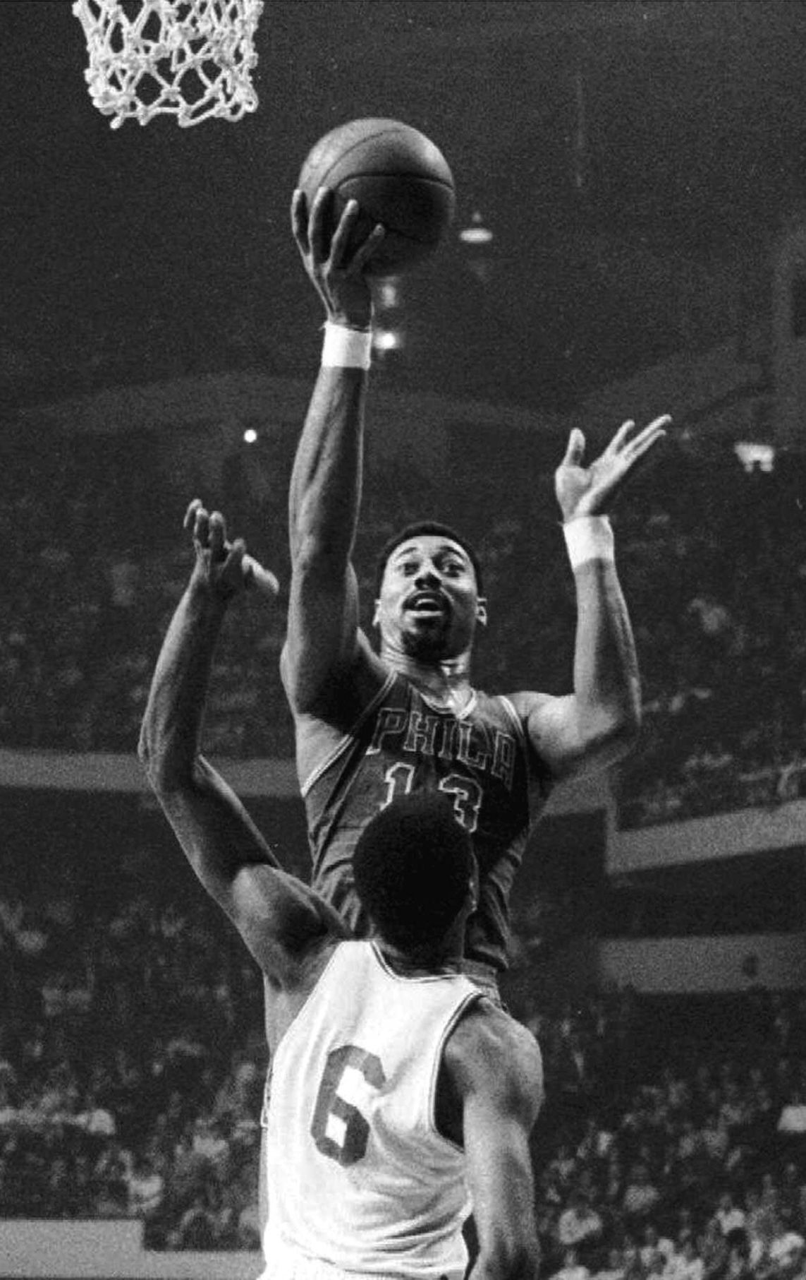 How did Wilt Chamberlain's wingspan set him apart from other NBA players of  his time?