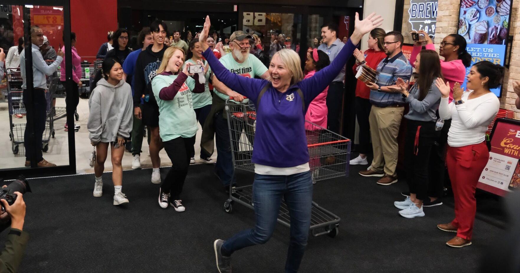 Shoppers swarm in as H-E-B opens first store in Fort Worth - Vimarsana News