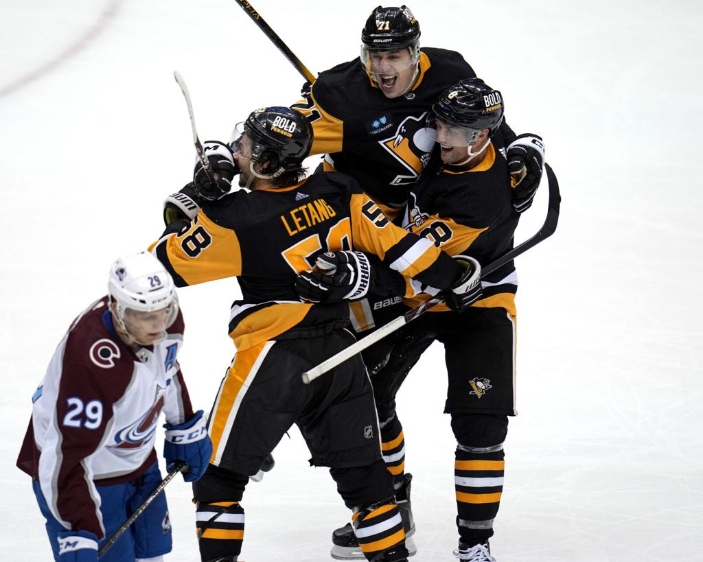 Lightning pile on Avalanche in Stanley Cup final rematch