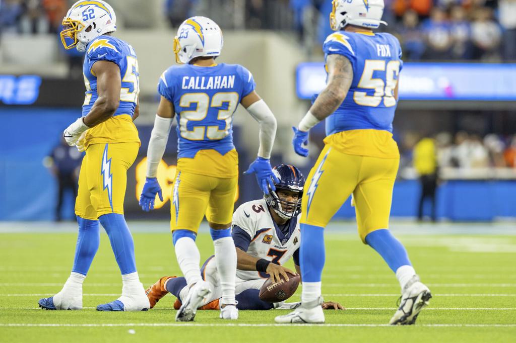 Broncos and Russell Wilson struggle again, big special teams error keys  Chargers win