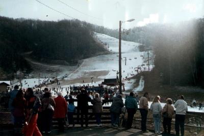 A photo from the 80s of Ober Mountain, formerly known as Ober Gatlinburg Resort. Image: Rodhullandemu (Wikimedia Commons)