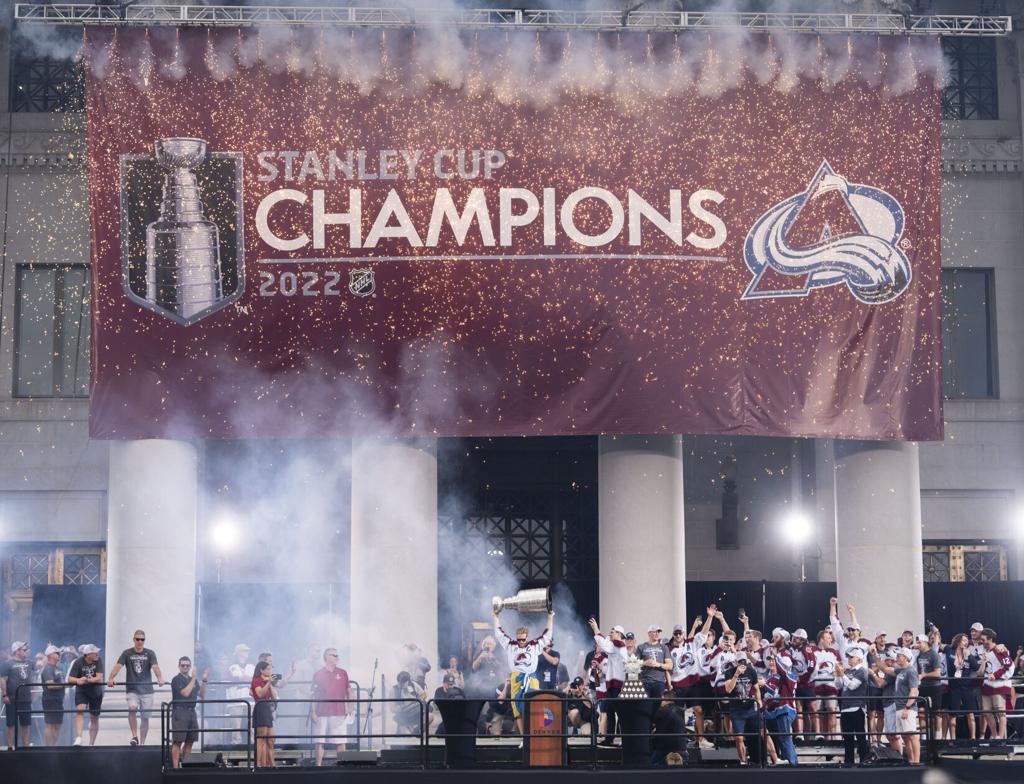 Colorado Avalanche raise Stanley Cup championship banner into Ball