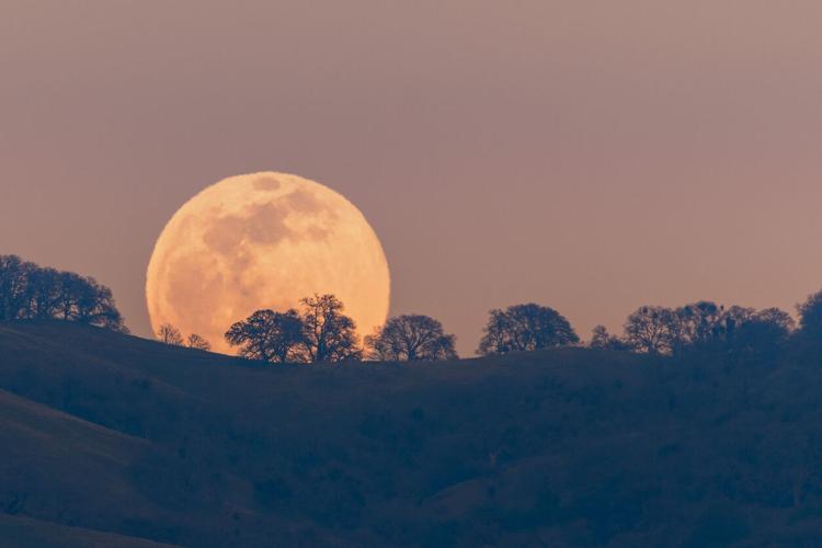 Total 'super moon' lunar eclipse to be visible above Colorado this weekend