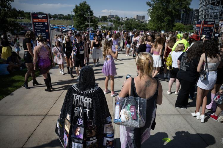 071523-dg-news-TaylorSwiftConcert03.JPG