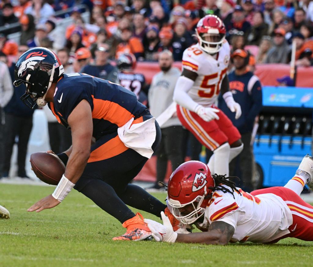 Game recap: Broncos fall to Chiefs for 14th straight time; Russell Wilson  suffers concussion, Sports Coverage