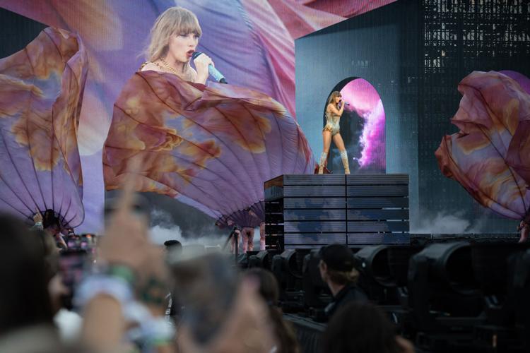 071523-dg-news-TaylorSwiftConcert10.JPG