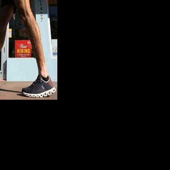 Stocks struggle as data shows drop in US jobs