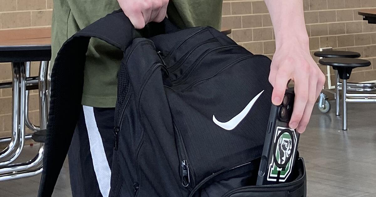 Kansas lawmakers want statewide K-12 cellphone ban