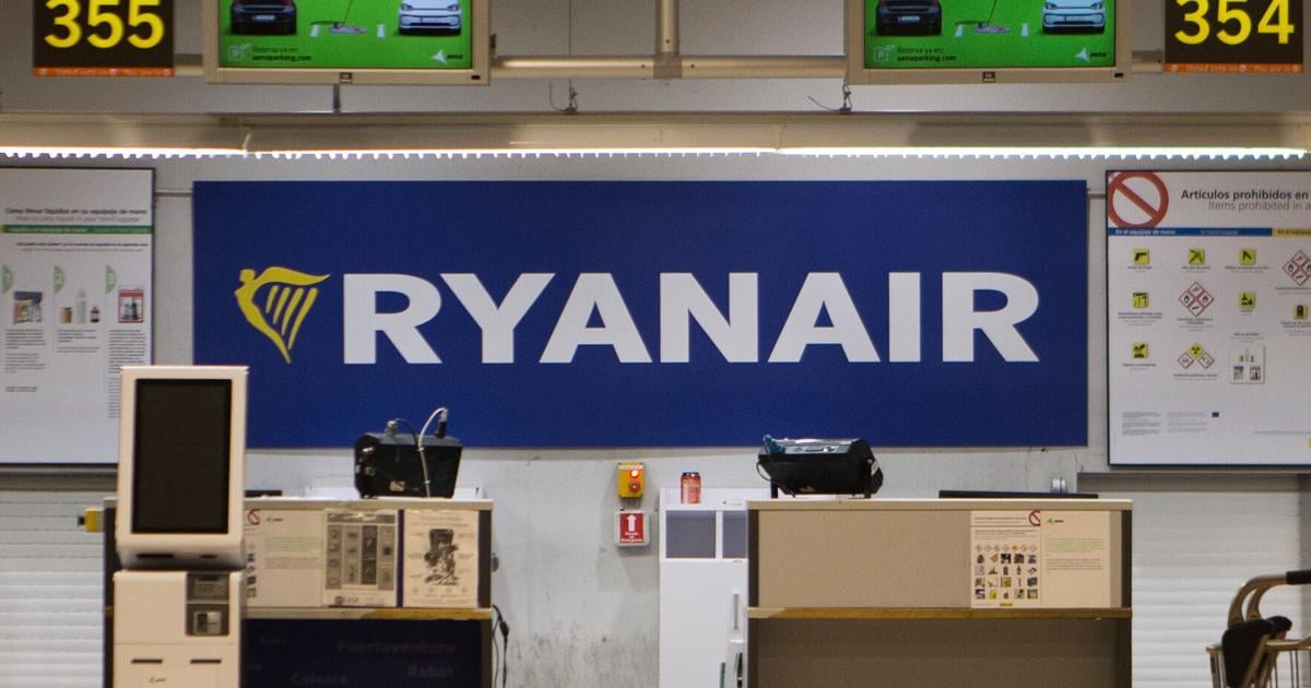 Οι συνεπιβάτες τραβούν πίσω έναν άνδρα που είχε ρουφηθεί εν μέρει από το σπασμένο παράθυρο σε πτήση από την Ελλάδα