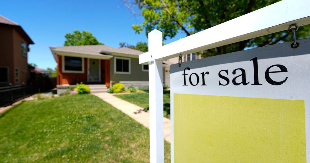 Housing market favors home shoppers, war clouds outlook for mortgage rates