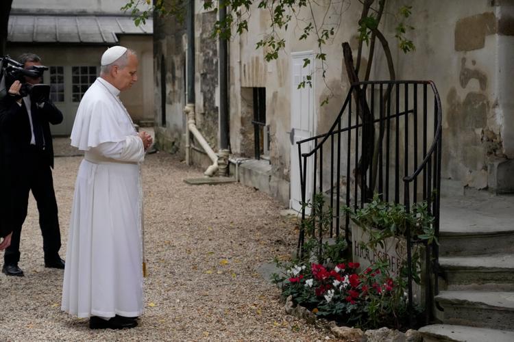 Hundreds of thousands turn out for Pope Leo's popemobile parade along Champs-Élysées ahead of Mass