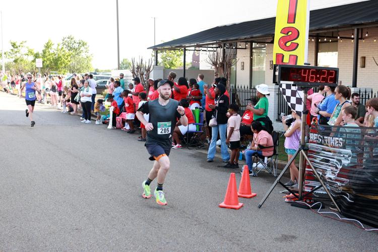 Moore dominates to win Gum Tree 10k Sports