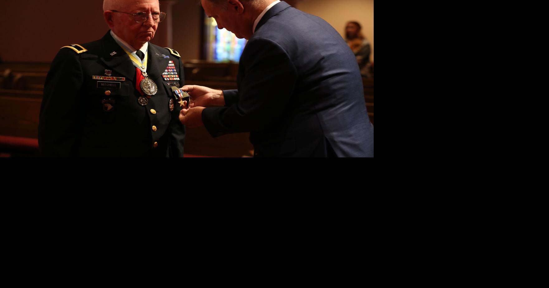 Retired Army general presented Silver Stars, Purple Heart