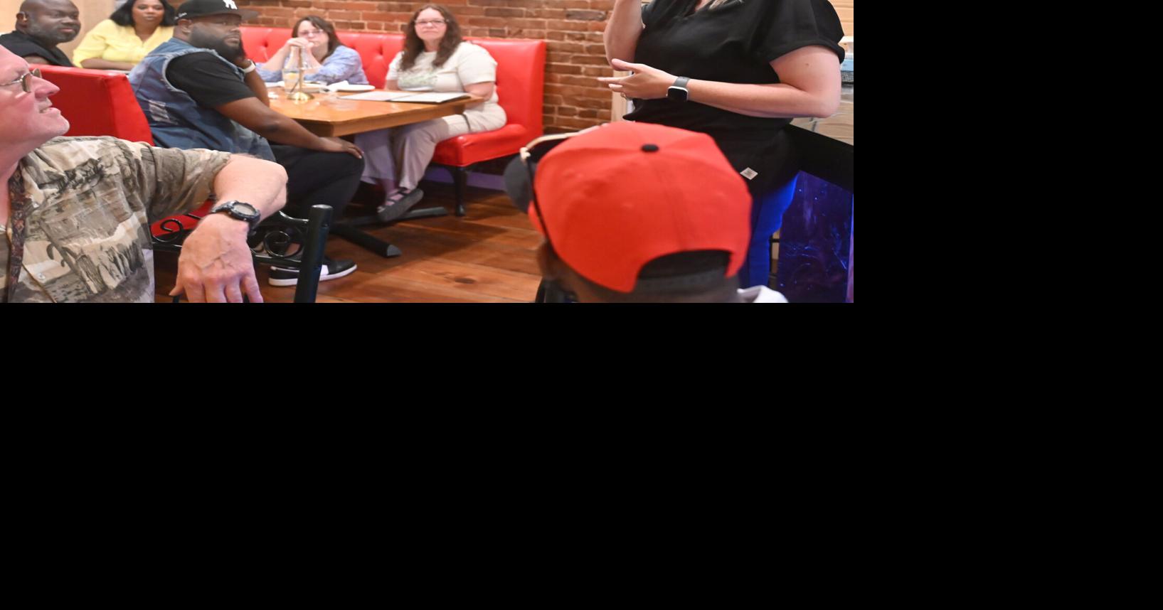 Server uses sign language skills to help deaf diners have restaurant experience like hearing patrons