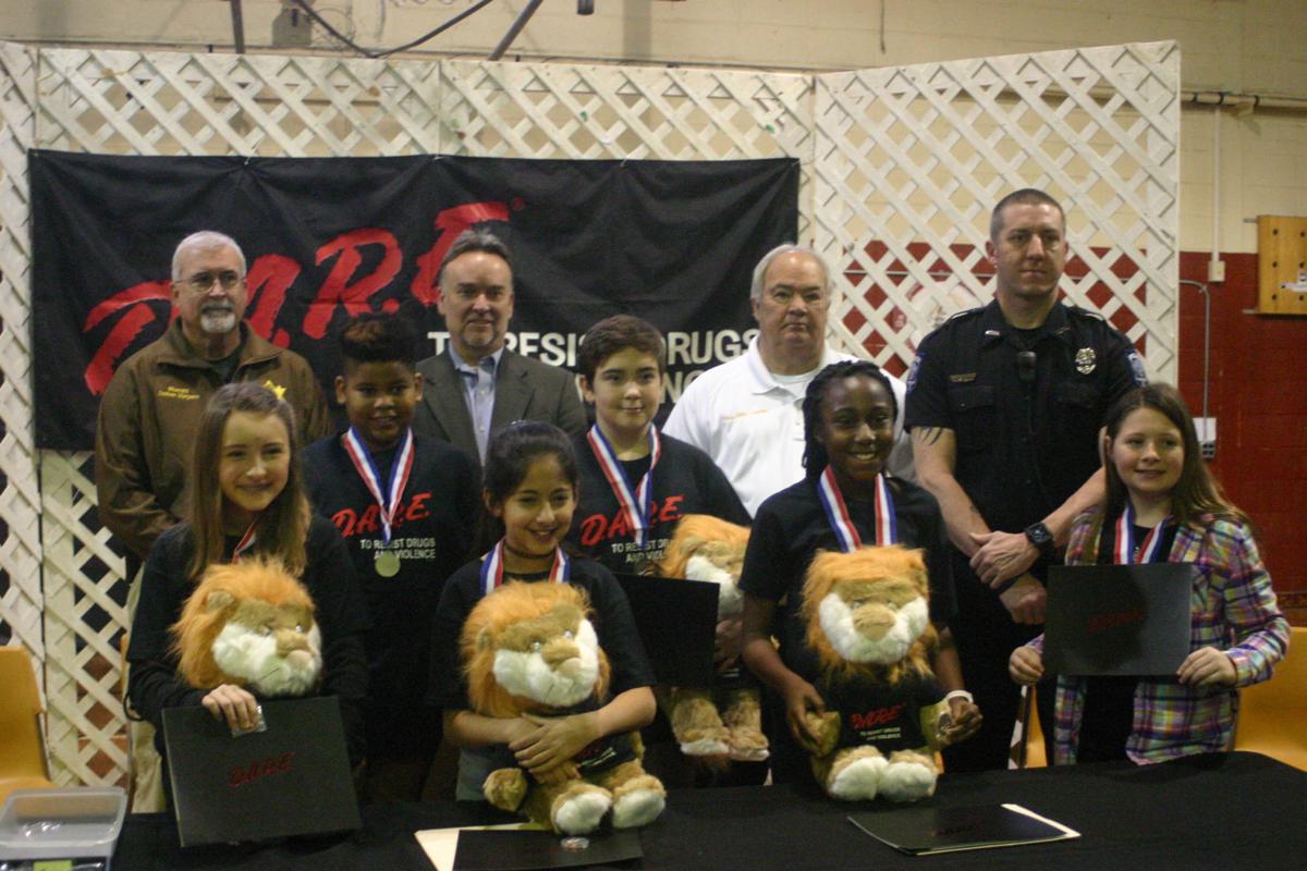Houston Holds D A R E Graduation Chickasaw Djournal Com