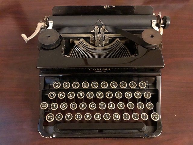 Typewriter exhibit showcases history of entertainment, literary greats ...