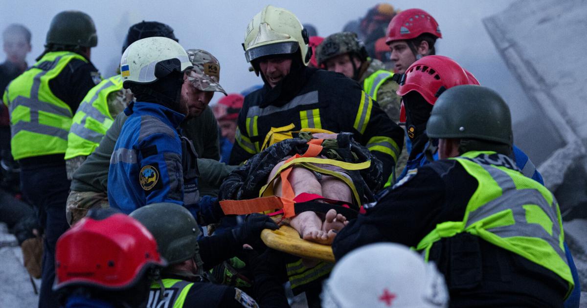 Россия наносит удар по Украине третий день подряд, сравняв с землей жилой дом в Киеве и убив 7 человек