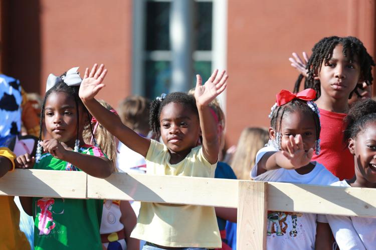 djr-2023-09-29-news-homecoming-parade-twp4