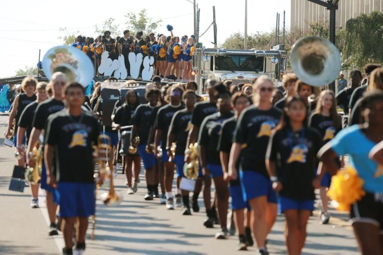 djr-2023-09-29-news-homecoming-parade-twp5