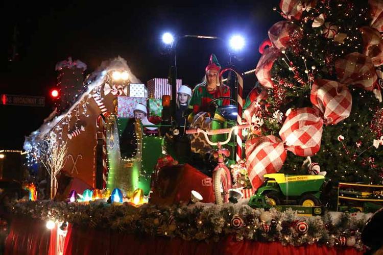 PHOTO GALLERY Tupelo Christmas Parade Arts & Entertainment