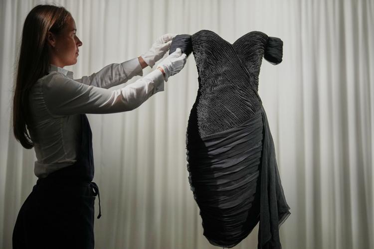 princess diana black christmas dress Back in black: Diana's 'revenge dress' goes on show ahead of Sotheby's auction Women's size:16