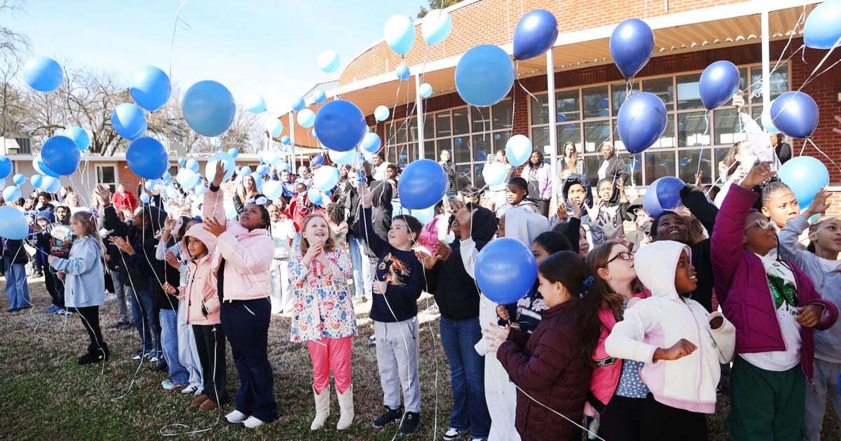 Fallen Balloons Students release balloons for fallen school resource officer | Crime ...