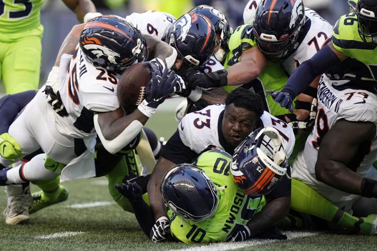 MONDAY NIGHT FOOTBALL: Geno Smith, Seahawks hold off Russell