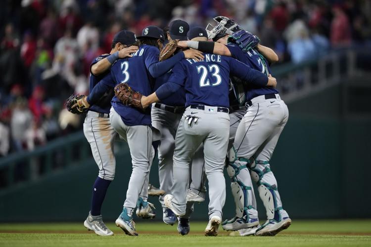 Crawford homers, Kelenic drives in two to back Castillo's win as