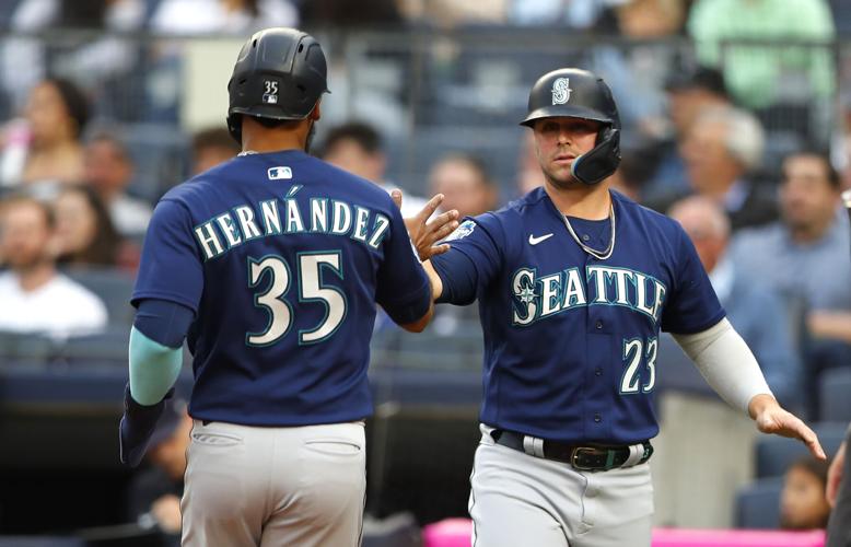 Mariners hit two home runs in rout of Reds