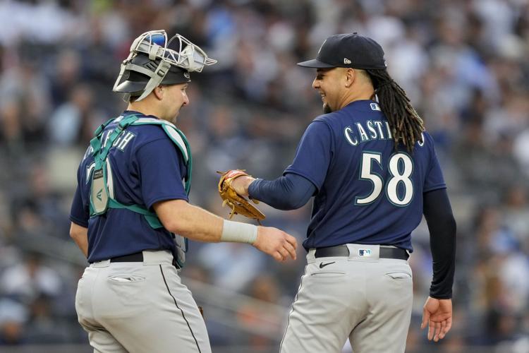 Cal Raleigh the first catcher to homer from both sides in a game