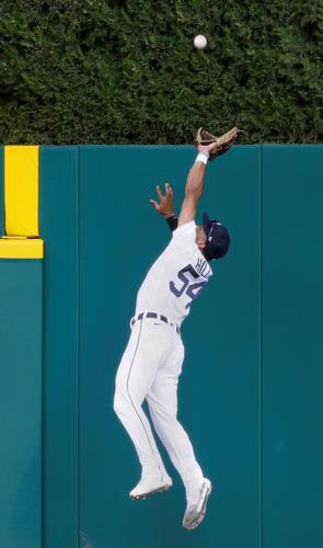 Fraley's catch, single in 11th leads M's over Tigers 9-6